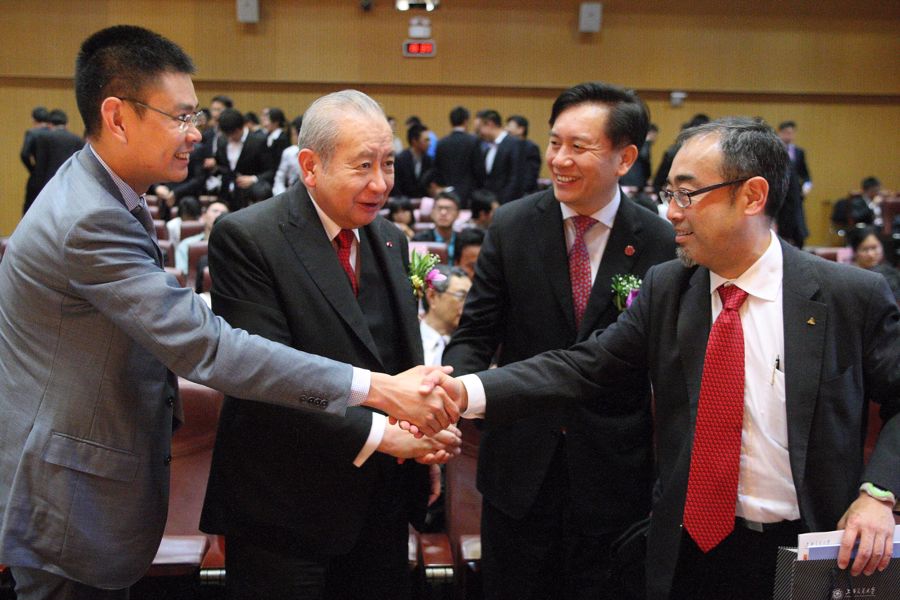 上海交通大學黨委書記姜斯憲先生(右二)與信興教育及慈善基金主席蒙德揚先生(右一)感謝東亞銀行董事長李國寶博士(左二)及副行政總裁李民橋先生(左一)撥冗出席命名典禮。